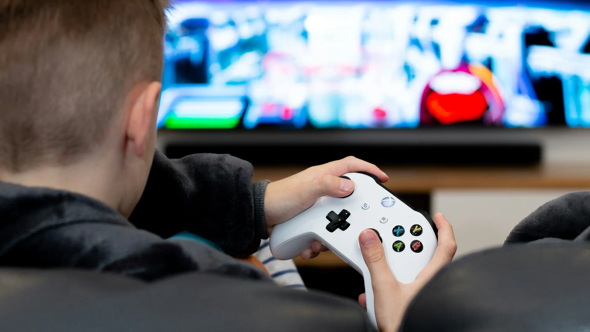Un niño jugando con la consola Xbox