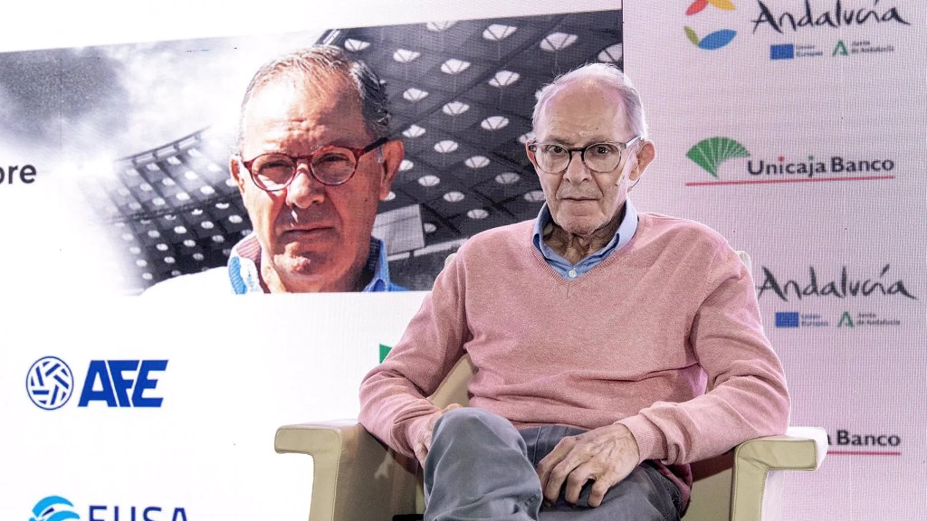 El periodista José Ángel de la Casa fue homenajeado en la Jornada de Periodismo Deportivo en La Cartuja de Sevilla cuatro décadas después de narrar para TVE el 12-1 a Malta
