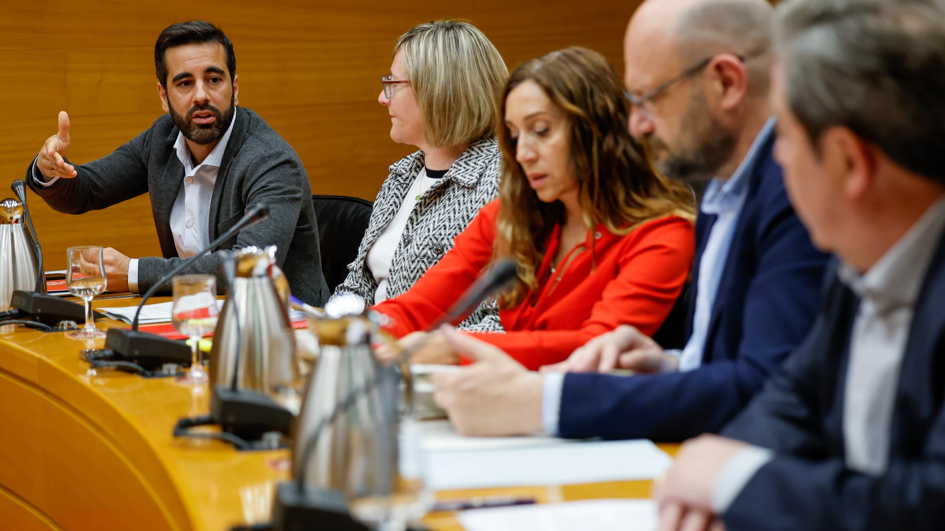 GRAFCVA7315. VALENCIA, 05/05/2025.- El portavoz parlamentario socialista, José Muñoz (i), interviene en la Comisión de investigación sobre las causas de las inundaciones causadas por la dana de octubre de 2024 en la Comunitat Valenciana durante este lunes en el que se aprueba su plan de trabajo con mayoría del PP y Vox. EFE/Ana Escobar
