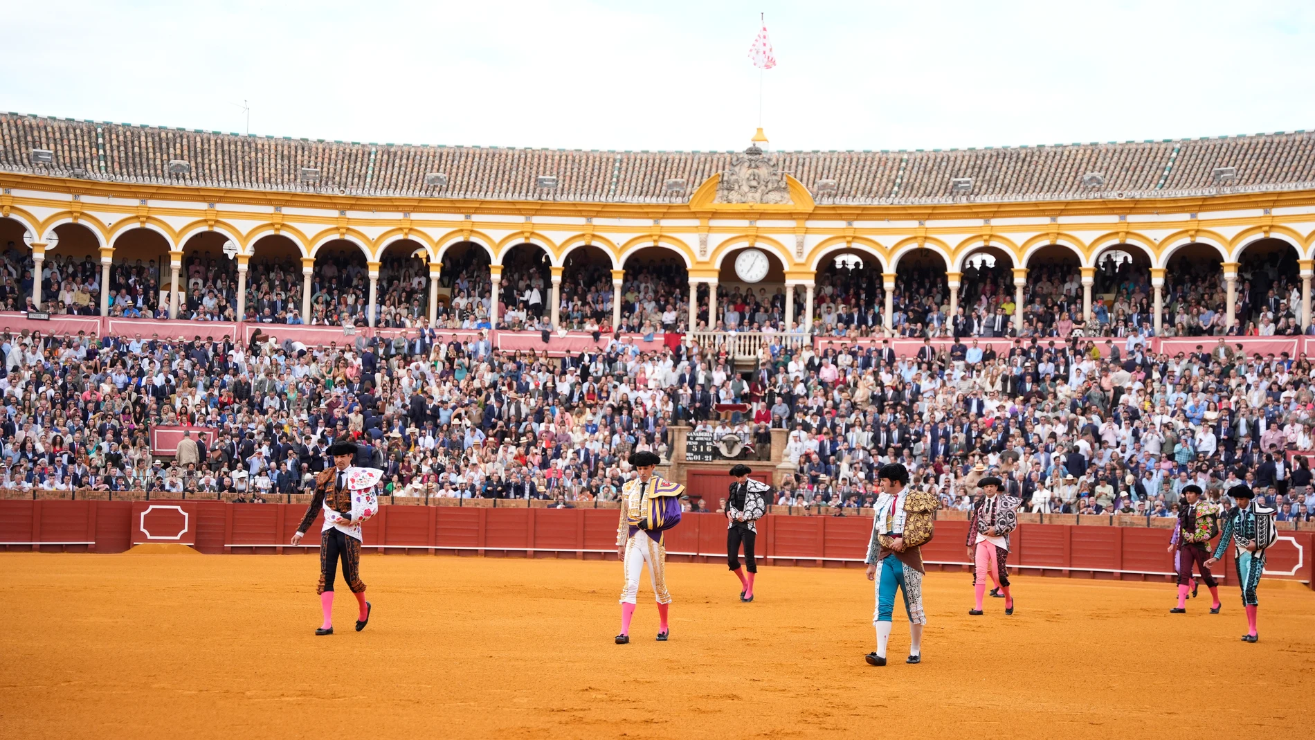 Los toreros, Morante de la Puebla, José María Manzanares y Alejandro Talavante salen a la plaza. A 5 de mayo de 2025 en Sevilla, Andalucía (España). La décima corrida de abono en la Plaza de Toros de la Real Maestranza de Sevilla reúne a un cartel de figuras del toreo: Morante de la Puebla, José María Manzanares y Alejandro Talavante. Los diestros se enfrentan a astados de la ganadería Hermanos García Jiménez en una tarde de gran expectación 05 MAYO 2025 Joaquin Corchero / Europa Press 05/...
