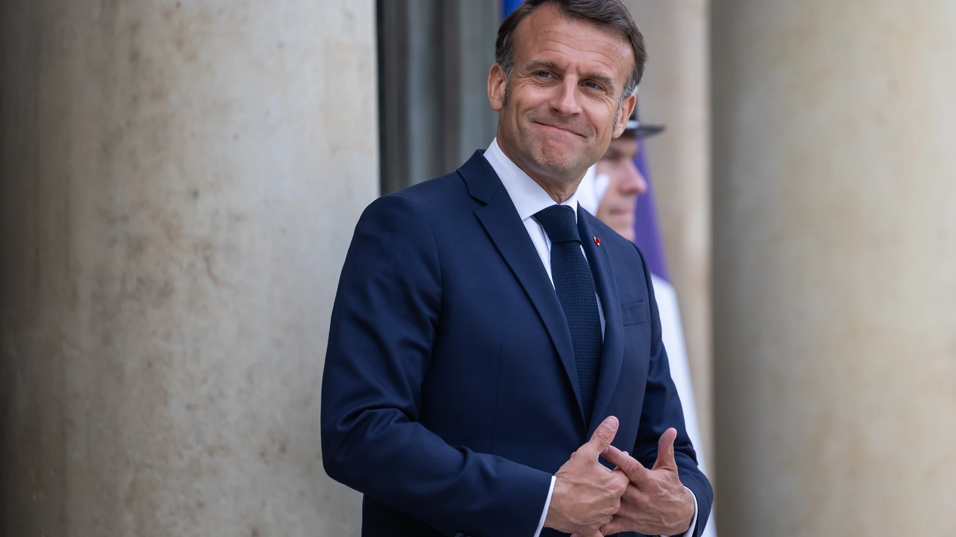 PARIS (France), 05/05/2025.- French President Emmanuel Macron prepares to welcome European Commission president ahead of a working lunch at the Elysee Palace in Paris, France, 05 May 2025. Von der Leyen is in Paris for the 'Choose Europe for Science' conference hosted by the Sorbonne University. (Francia) EFE/EPA/CHRISTOPHE PETIT TESSON