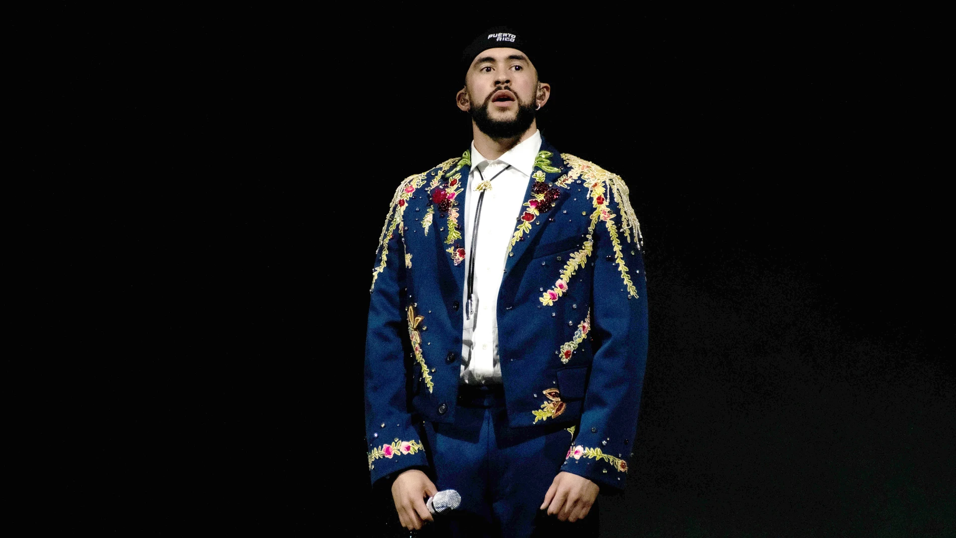 AME2732. BOGOTÁ (COLOMBIA), 05/05/2025.- Fotografía de archivo fechada el 07 de junio de 2024 del cantante Bad Bunny durante su concierto de cierre de la gira Most Wanted Tour en el coliseo de Puerto Rico, en San Juan (Puerto Rico). El artista puertorriqueño Bad Bunny anunció este lunes que arrancará en noviembre la gira mundial 'Debí tirar más fotos world tour', homónima de su último álbum, en la que ofrecerá 23 conciertos en países de Latinoamérica, Asia, Europa y Oceanía. EFE/Enid M. Salga...
