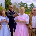 Rodeados de cámaras, entre risas y recibidos por Paula Vázquez: así ha sido la llegada del nuevo 'Sálvame' a RTVE