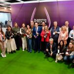Conrado Íscar con representantes bodegueros en la feria Fenavin