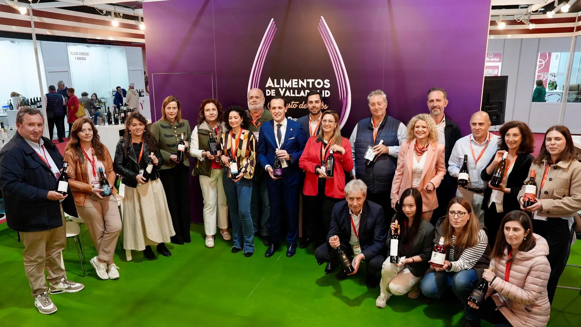 Conrado Íscar con representantes bodegueros en la feria Fenavin