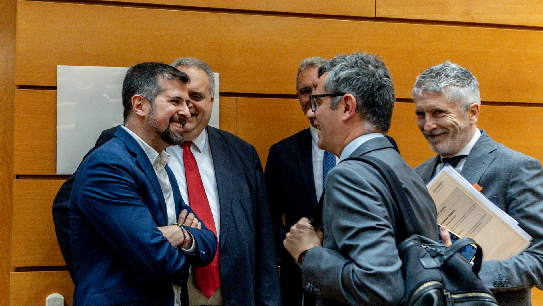 El nuevo senador del PSOE, Luis Tudanca, conversa con el ministro de la Presidencia, Justicia y Relaciones con las Cortes, Félix Bolaños; durante una sesión de control al Gobierno en el Senado, a 6 de mayo de 2025, en Madrid (España). Tras el apagón de luz que afectó a la Península Ibérica el pasado 28 de mayo, el Gobierno responderá hoy fundamentalmente a preguntas relacionadas con el parón eléctrico lanzadas por los grupos de la oposición. 06 MAYO 2025;SENADO;PLENO;SENADORES;SESIÓN DE CONT...