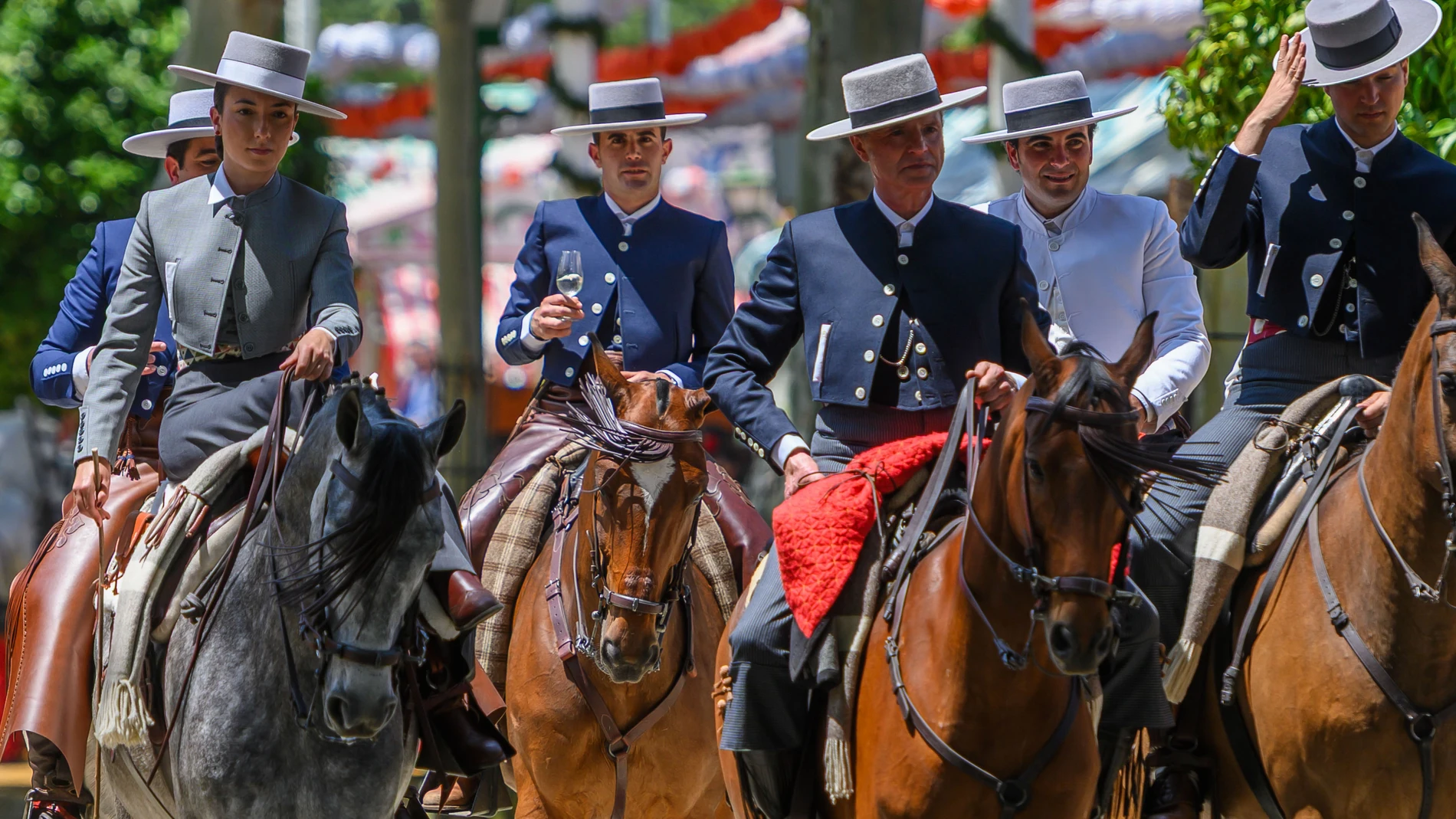 SEVILLA. 06/05/2025. - Caballistas en una de las calles del Real de la Feria de Abril de Sevilla. este martes. EFE/ Raúl Caro.