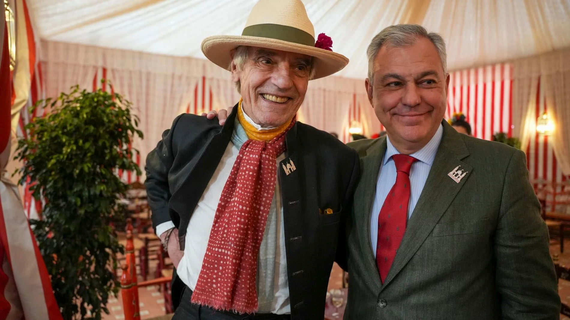 SEVILLA, 06/05/2025.-El actor británico Jeremy Irons (i), ha visitado este martes el Real de la Feria de Sevilla, cumpliendo con la promesa que hizo el pasado noviembre tras ser invitado por el alcalde, José Luis Sanz (d), durante su participación como miembro del jurado del Festival de Cine Europeo de Sevilla.-EFE/ Ayuntamiento de Sevilla ***SOLO USO EDITORIAL/SOLO DISPONIBLE PARA ILUSTRAR LA NOTICIA QUE ACOMPAÑA (CRÉDITO OBLIGATORIO)***