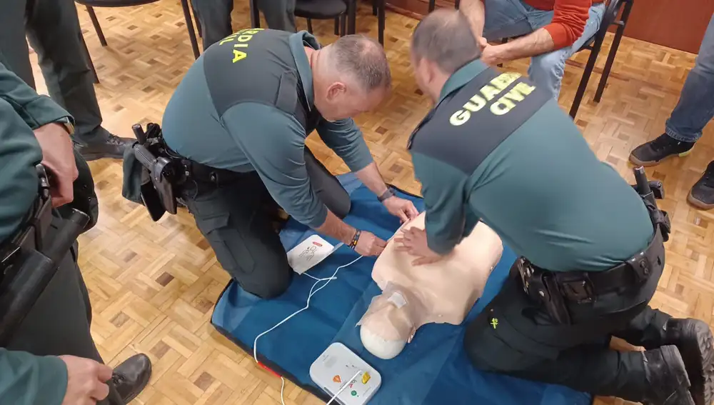 Curso de formación a varios agentes de la Guardia Civil sobre la maniobra de Heimlich,