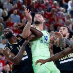 Jaiteh, James y Diallo tratan de frenar a Willy