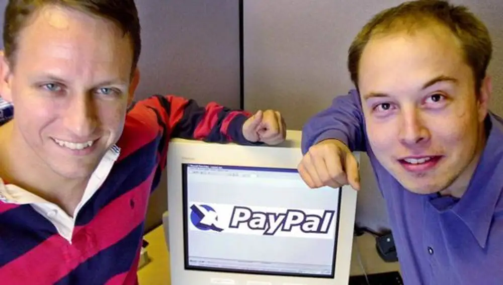 Elon Musk (derecha) junto a Peter Thiel (izquierda)