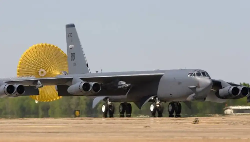B-52H aterrizando con un paracaídas de frenado.