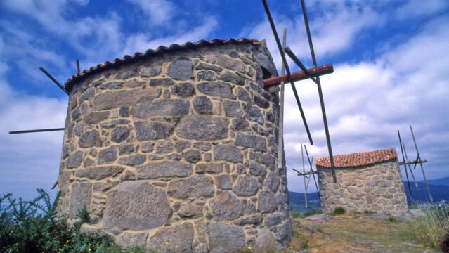 Únicos en Europa: así los molinos gallegos que desafían al viento desde la Ría de Arousa