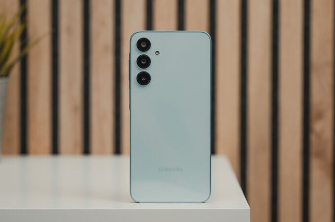 La parte trasera del Samsung Galaxy A16 5G en color verde