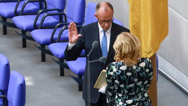 German Chancellor Merz and cabinet members sworn into office at Bundestag