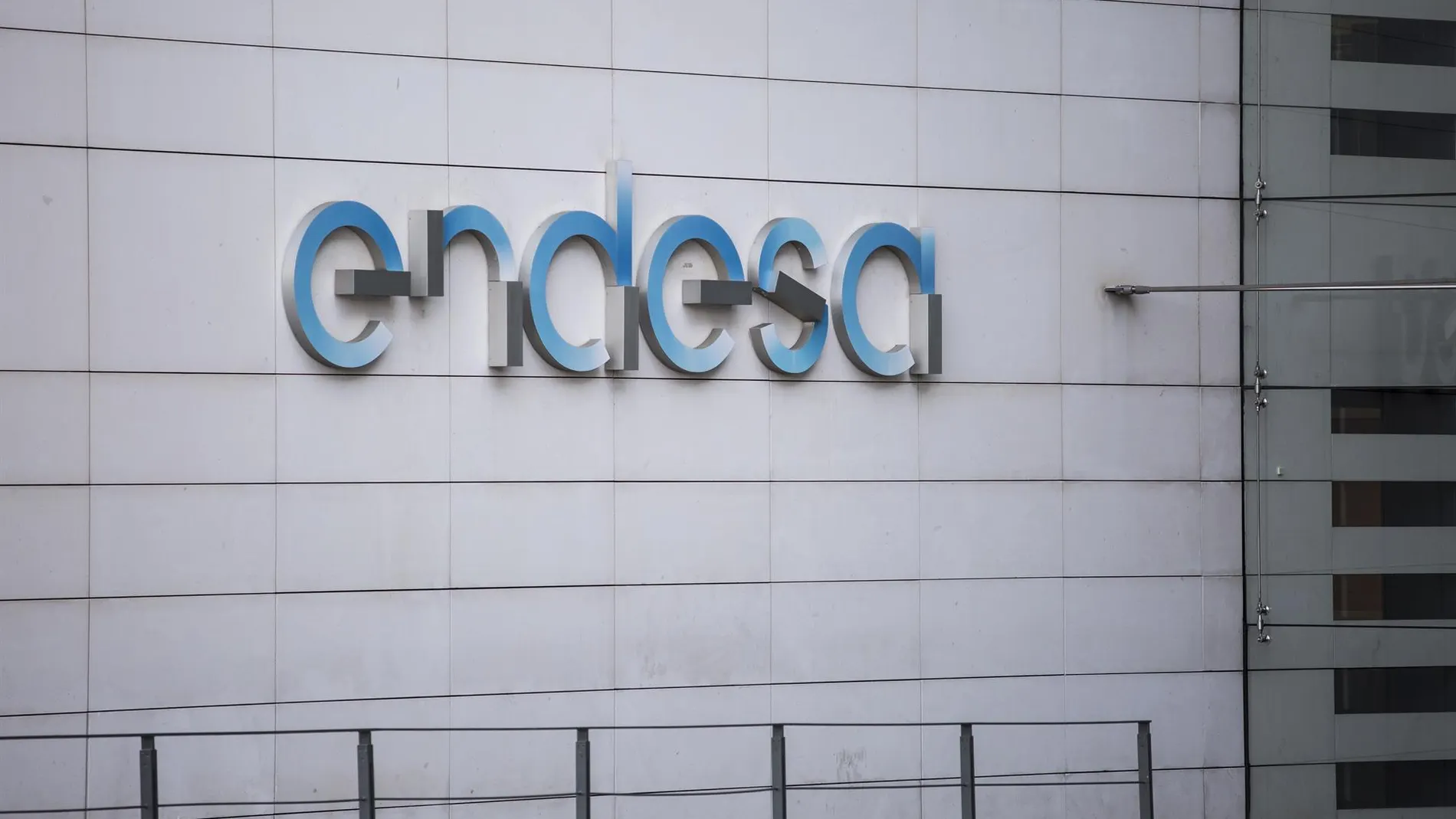 Economía.- Endesa formaliza una línea de crédito con Enel por un importe de hasta 1.500 millones a cinco años