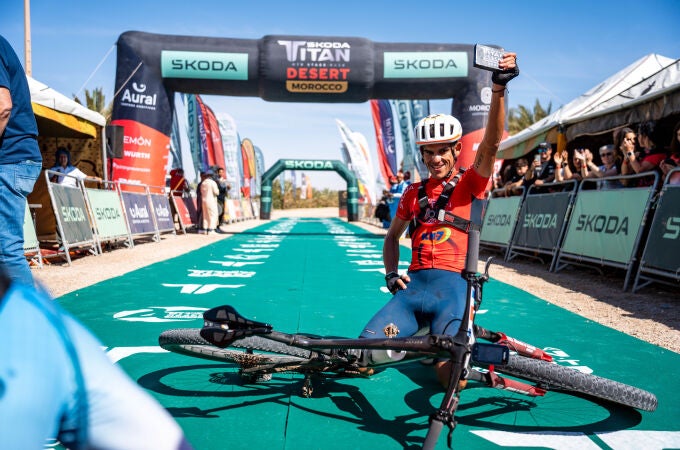 Andrey Amador festeja su triunfo en la Titan Desert
