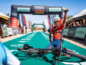 Andrey Amador festeja su triunfo en la Titan Desert