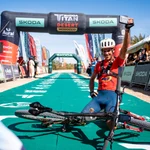 Andrey Amador festeja su triunfo en la Titan Desert