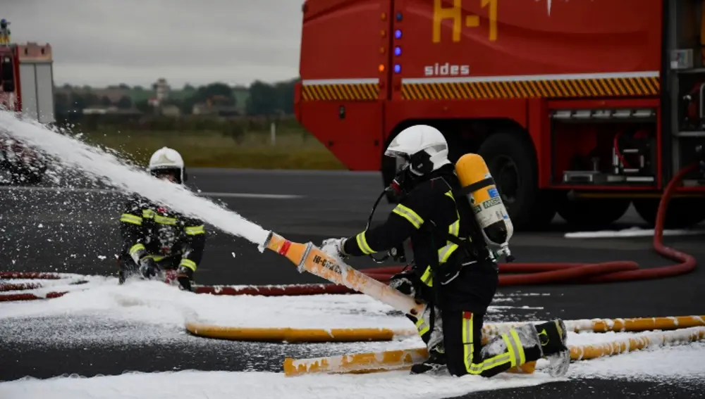 Simulacro de accidente aéreo en la base aérea de Matacán.