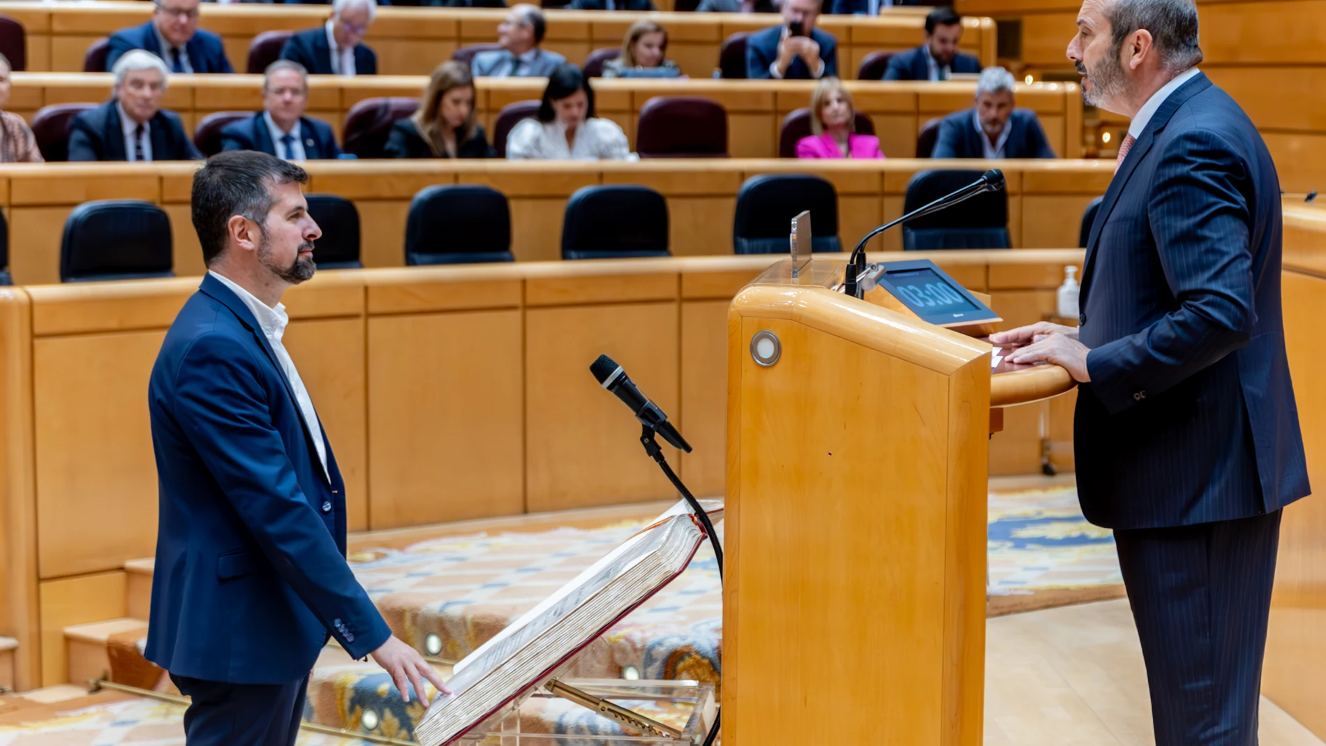 El actual representante de Castilla y León en la Cámara Alta y exportavoz del Grupo Socialista en las Cortes castellano leoneses, Luis Tudanca (i), toma posesión de su escaño como senador por Castilla y León, en el Senado, a 6 de mayo de 2025, en Madrid (España). Tudanca toma posesión de su escaño tras diez años de trabajo en la Castilla y León como secretario autonómico del PSOE hasta el Congreso de febrero, en el que fue sustituido por Carlos Martínez, y como portavoz del Grupo Socialista d...