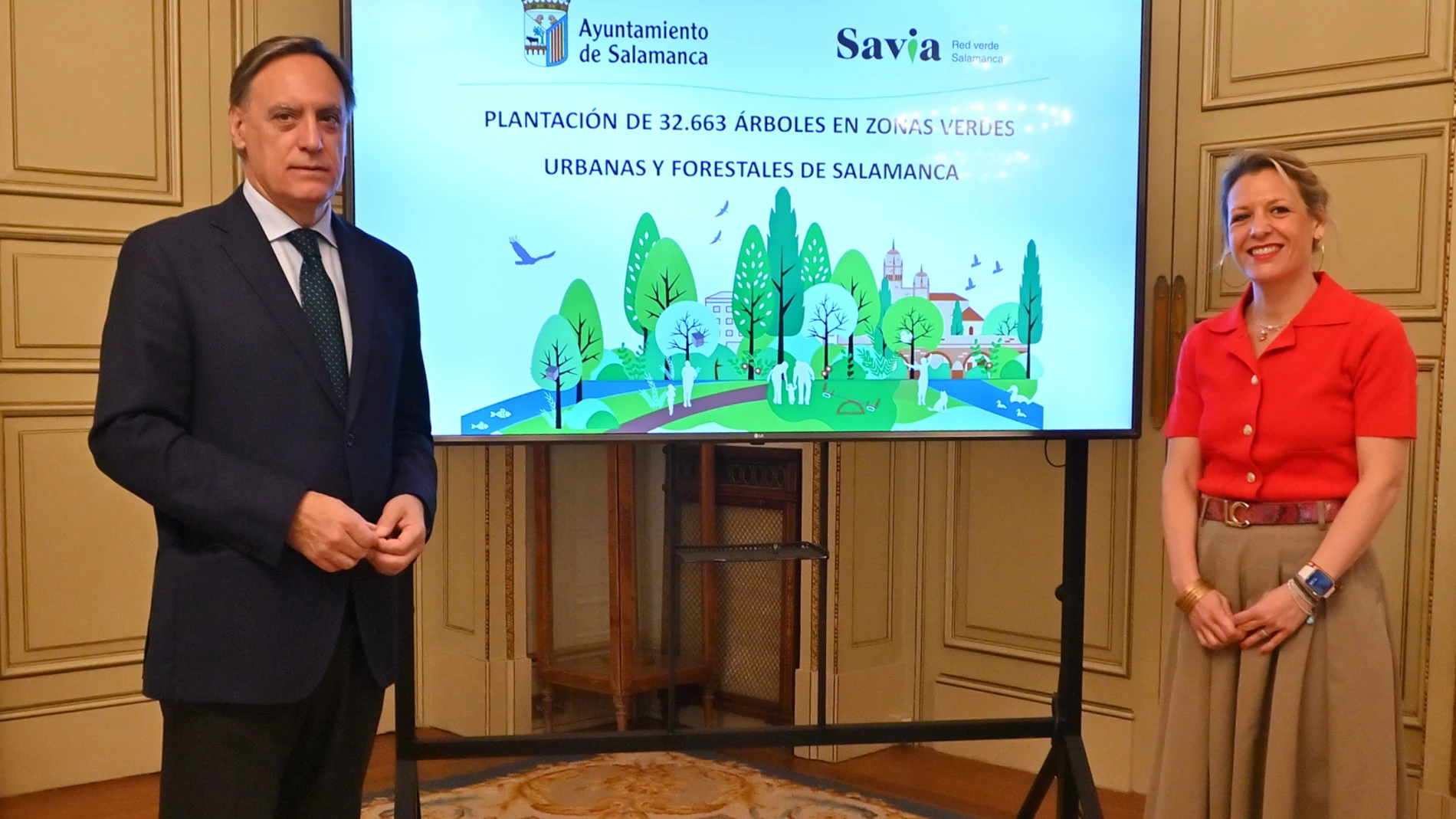 El alcalde de la ciudad, Carlos García Carbayo, con la concejal de Medio Ambiente, María José Coca