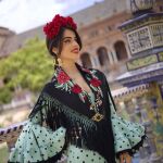 Violeta Mangriñán con traje de flamenca.
