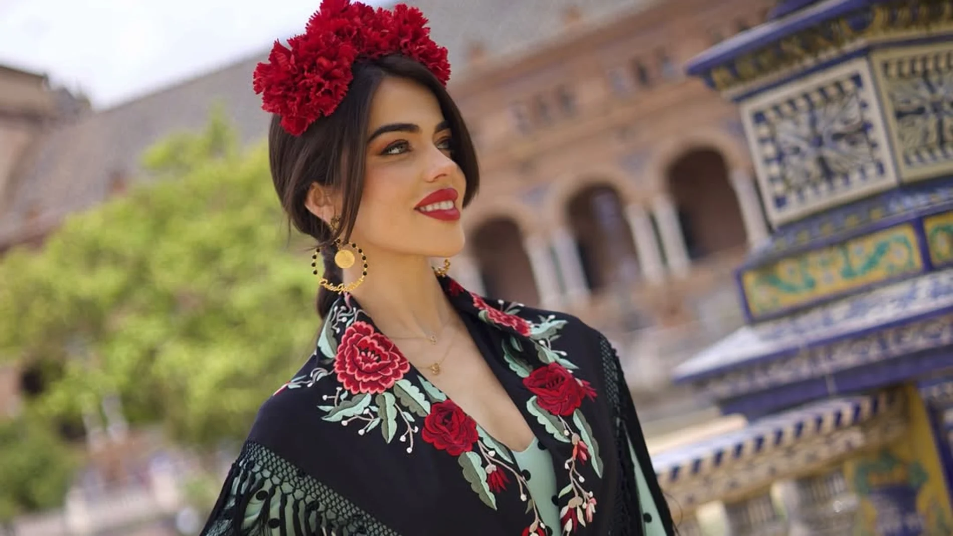 Violeta Mangriñán con traje de flamenca.