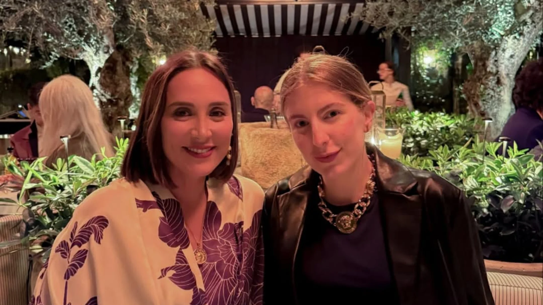 Tamara Falcó con look de invitada ideal.