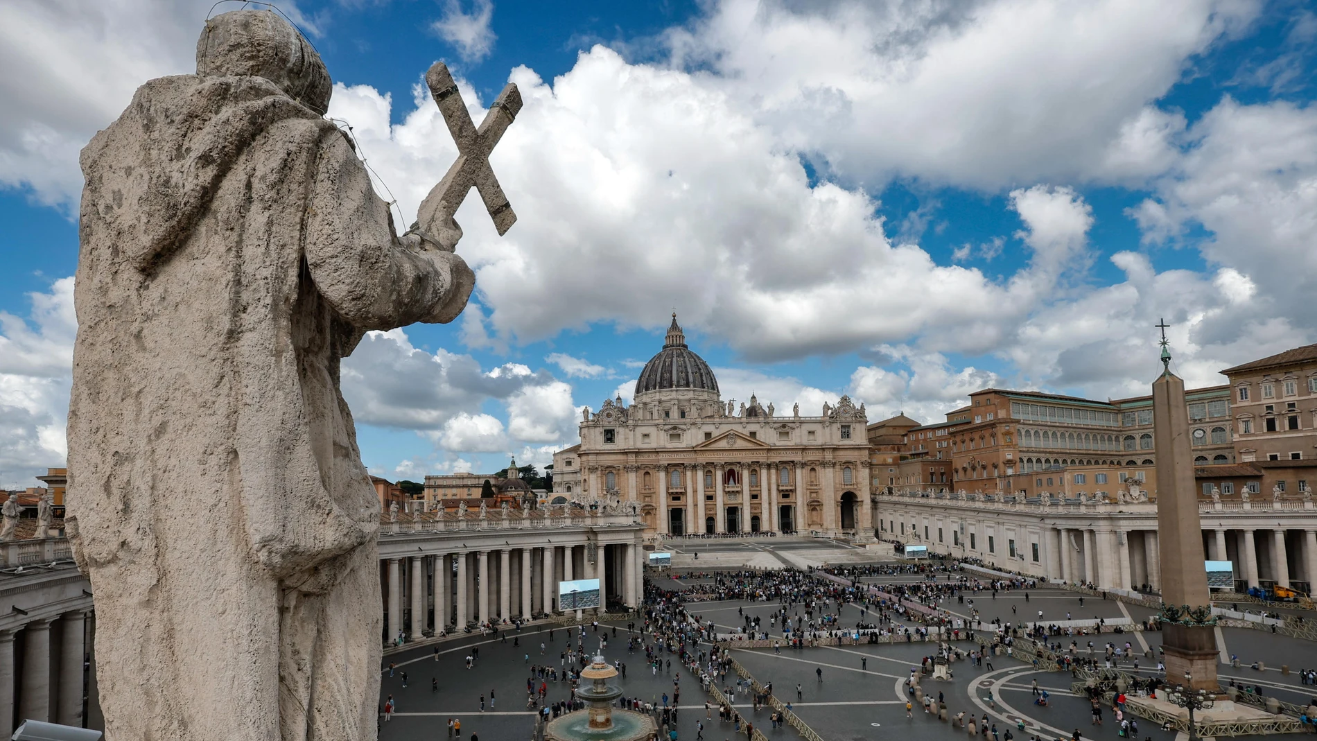 FOTODELDÍA CIUDAD DEL VATICANO (Santa Sede), 08/05/2025.- Nubes sobre la Plaza de San Pedro en el segundo día del cónclave, en la Ciudad del Vaticano, este jueves. EFE/ Giuseppe Lami