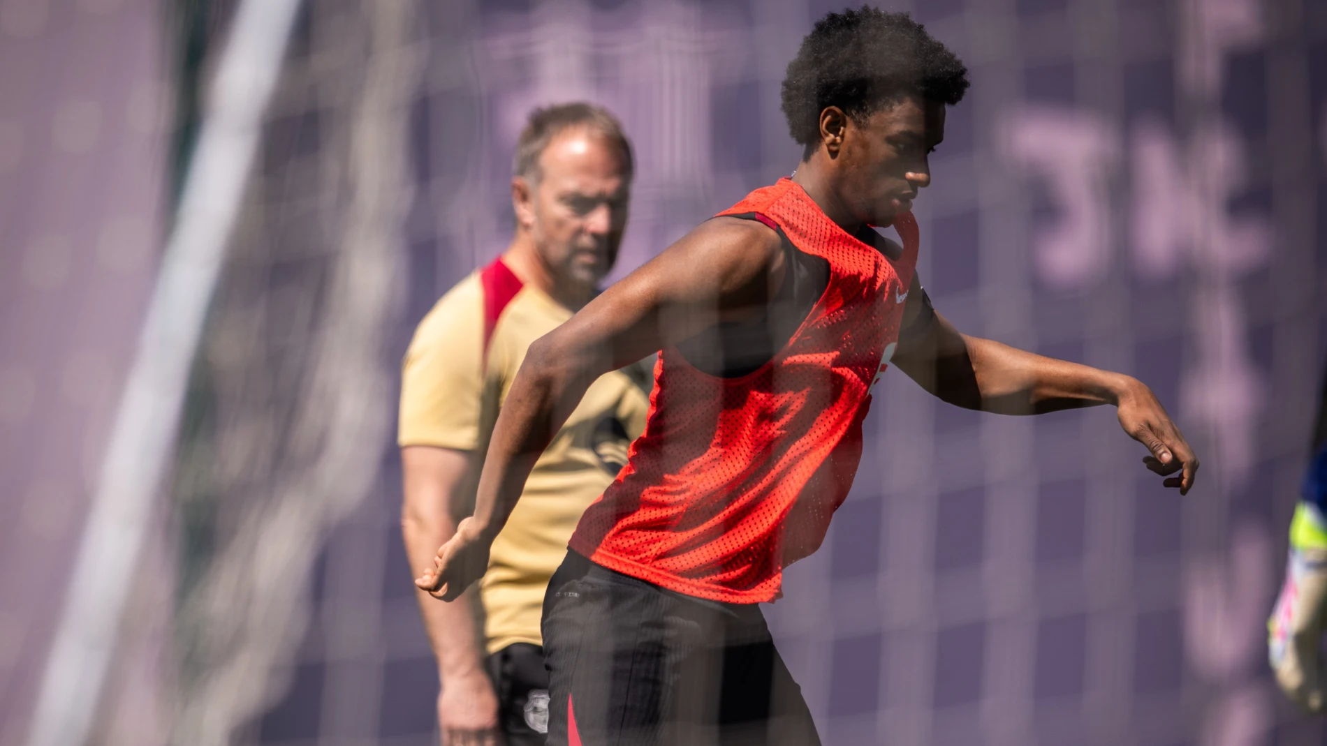 El jugador del FC Barcelona Alejandro Balde en el entrenamiento del 8 de mayo de 2025, ante la mirada de su entrenador, Hansi Flick REMITIDA / HANDOUT por FCB Fotografía remitida a medios de comunicación exclusivamente para ilustrar la noticia a la que hace referencia la imagen, y citando la procedencia de la imagen en la firma 08/05/2025