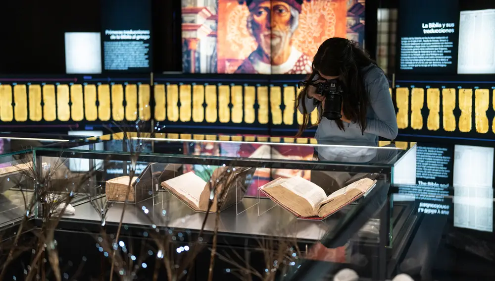 La sala de la Biblioteca Nacional ha bajado la luz al mínimo para la buena conservación del papiro