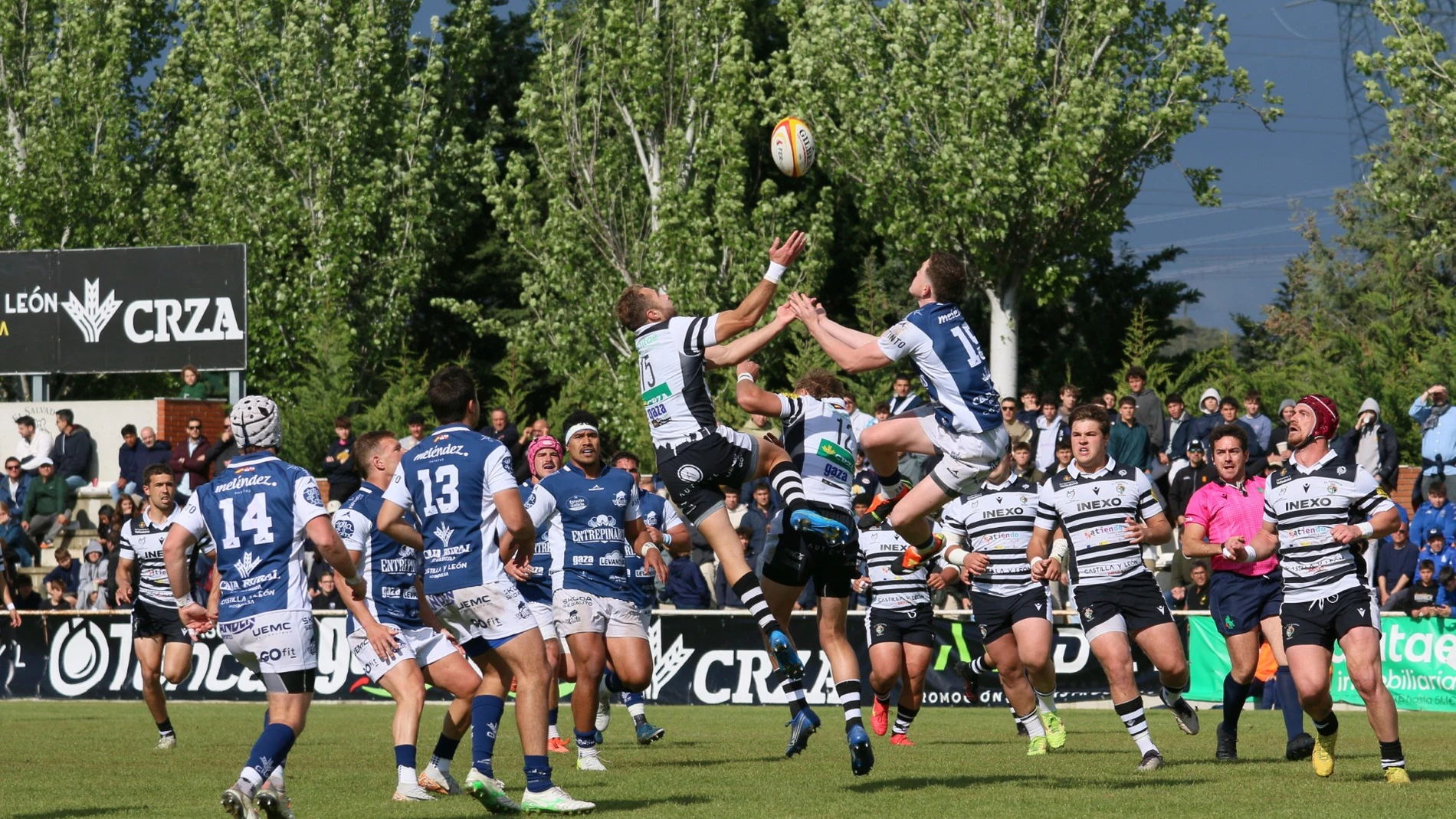 Momento de la semifinal disputada por Inexo El Salvador y el VRAC Quesos Entrepinares