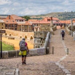 Peregrinos en el puente medieval de Hospital de Órbigo
