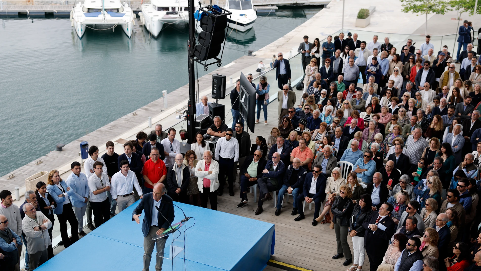 VALENCIA, 10/05/2025.- El expresident de la Generalitat y expresidente del PP de la Comunitat Valenciana Francisco Camps (i) da un discurso durante un acto celebrado este sábado en Valencia para reencontrarse "con quienes hicieron grande al Partido Popular" al cumplirse tres décadas de la llegada del PP al Gobierno valenciano. EFE/Ana Escobar