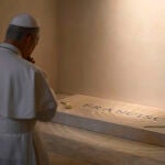 León XIV acude a la tumba de Francisco tras visitar por sorpresa un santuario agustino