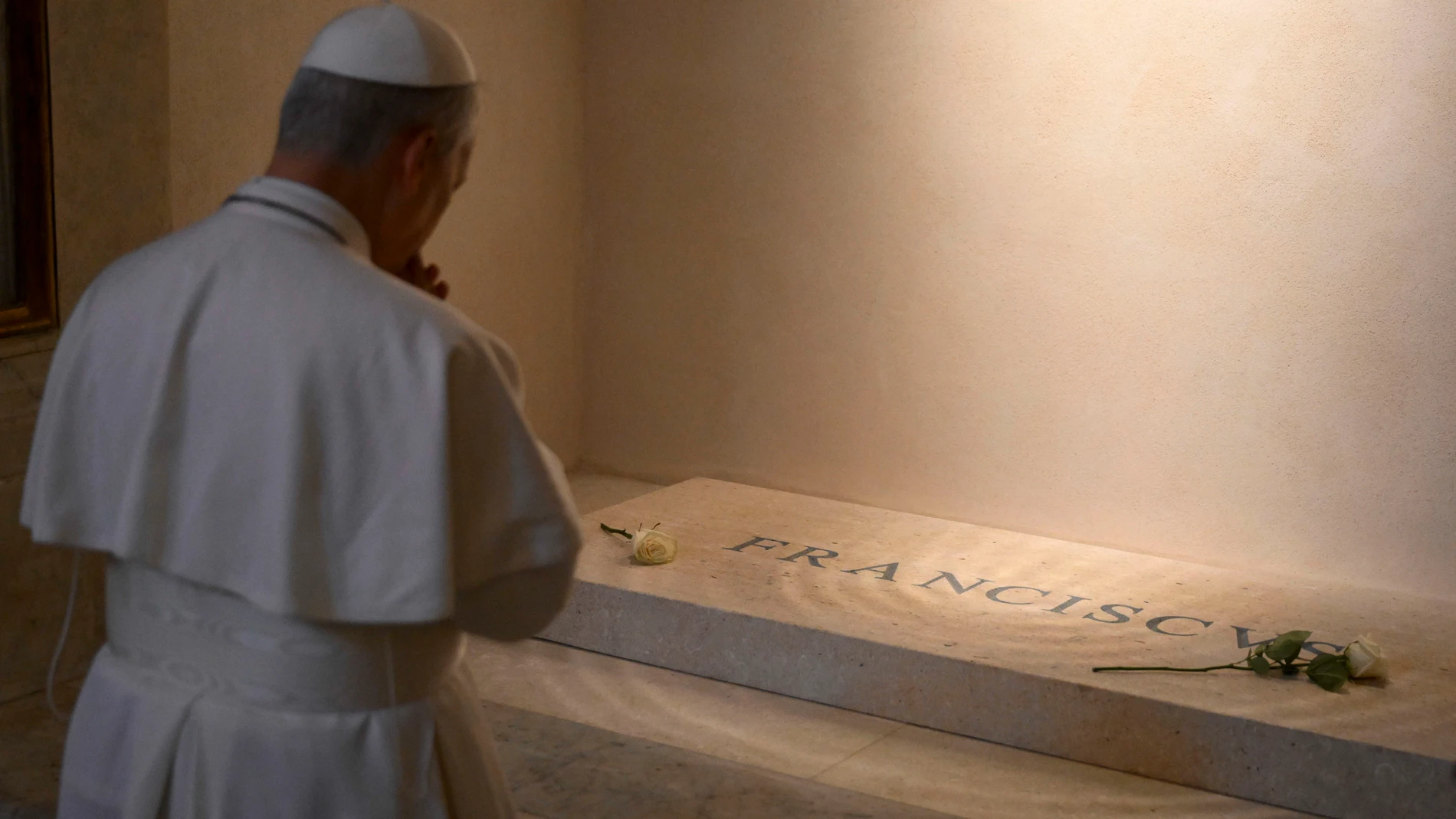 ROMA, 10/05/2025.-El papa León XIV acudió este sábado a rezar ante la tumba de Francisco, su antecesor, poco después de visitar por sorpresa el santuario agustino de la Virgen del Buen Consejo en Genazzano, en las afueras de Roma, en su primera salida desde fue elegido tras dos días de cónclave. El pontífice, muy cercano a Francisco, acudió a la basílica romana de Santa María la Mayor, donde está enterrado Jorge Bergoglio por su expreso deseo, para rezar en privado ante su tumba, según medios...