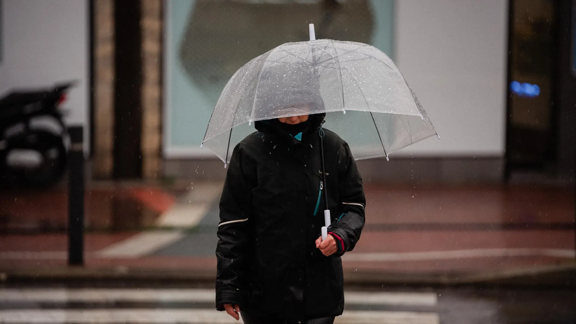 Lluvias y tormentas pondrán este sábado en aviso a 24 provincias, seis en nivel naranja, con viento en Canarias