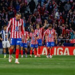 Los jugadores del Atlético felicitan a Sorloth tras uno de sus goles