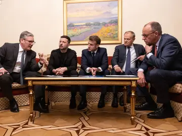 Zelenski, Macron, Merz, Starmer y Tusk hablan con Trump desde Kiev GRAF4454. KIEV, 10/05/2025.-Los jefes de Estado o de Gobierno de Ucrania, Francia, Alemania, Reino Unido y Polonia mantuvieron este sábado desde Kiev una llamada telefónica con el presidente de EEUU, Donald Trump, en la que volvieron a hablar de la necesidad de que Rusia acepte la tregua incondicional de 30 días que piden tanto Kiev como Washington y los principales países europeos. X/Primer ministro británico Starmer ***SOLO USO EDITORIAL/SOLO DISPONIBLE PARA ILUSTRAR LA NOTICIA QUE ACOMPAÑA...