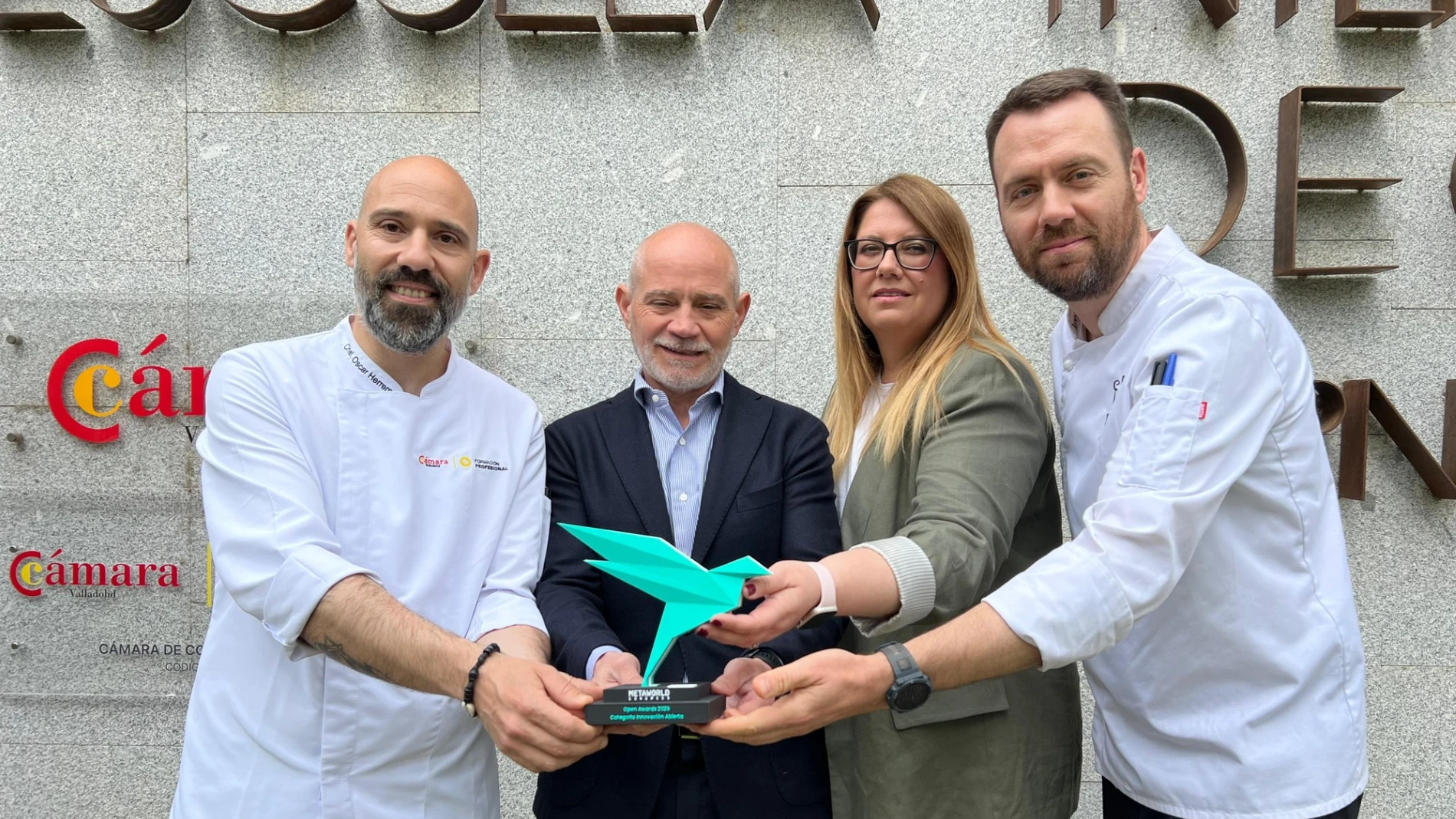El presidente de la Cámara de Comercio de Valladolid, Víctor Caramanzana, y los creadores de la tapa con el premio