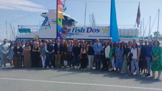 Autoridades y representantes regionales de RED CCF posan junto al barco Starfish Dos, operado por Costa Sol Cruceros