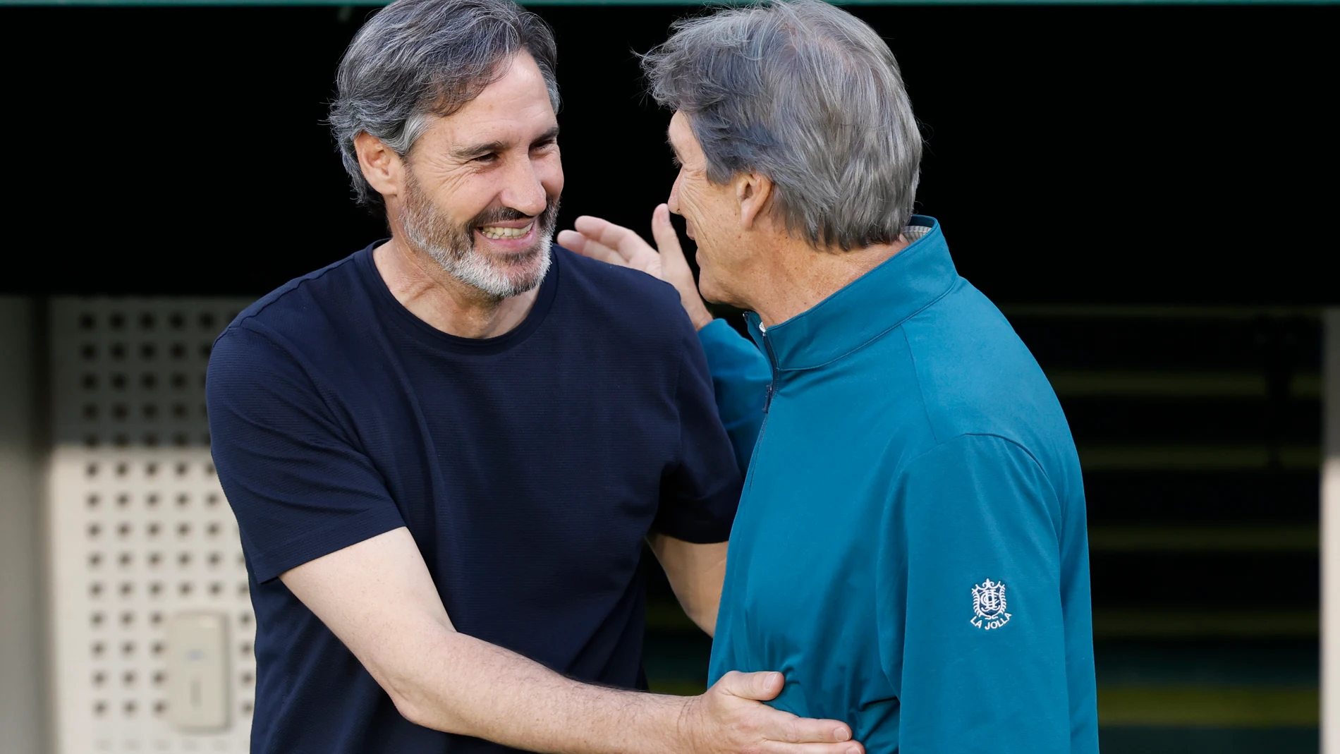 SEVILLA, 11/05/2025.- El entrenador del Betis Manuel Pellegrini saluda al entrenador de Osasuna Vicente Moreno, durante el encuentro correspondiente a la jornada 35 de LaLiga EA Sports que disputan hoy domingo Betis y Osasuna en el estadio Benito Villamarín, en Sevilla. EFE / Julio Muñoz.
