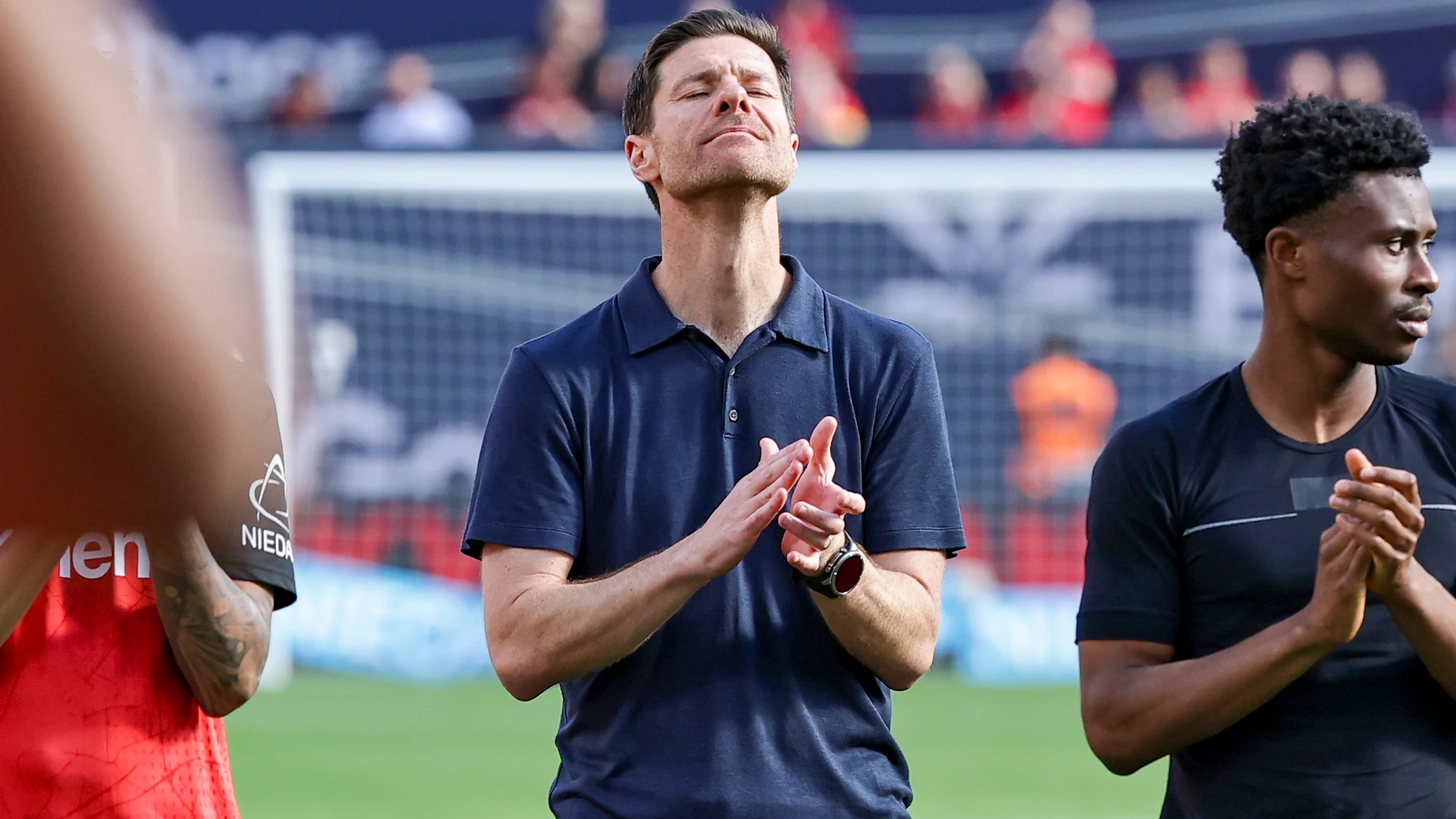 LEVERKUSEN (Germany), 11/05/2025.- Head coach Xabi Alonso of Leverkusen reacts as Jonathan Tah of Leverkusen is honoured and bid farewell at his last home game as coach for Leverkusen after the German Bundesliga soccer match between Bayer 04 Leverkusen and Borussia Dortmund in Leverkusen, Germany, 11 May 2025. (Alemania) EFE/EPA/CHRISTOPHER NEUNDORF CONDITIONS - ATTENTION: The DFL regulations prohibit any use of photographs as image sequences and/or quasi-video.
