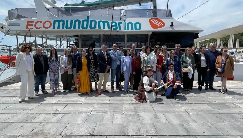 Foto de familia de diferentes representantes de la RED CCF tras disfrutar de la ruta certificada en el Puerto de Málaga