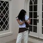 Influencer con el truco de estilo que eleva un look de vaqueros y camiseta.