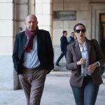 El ex director general de Trabajo y Seguridad Social de la Junta de Andalucía Daniel Alberto Rivera, con su abogada