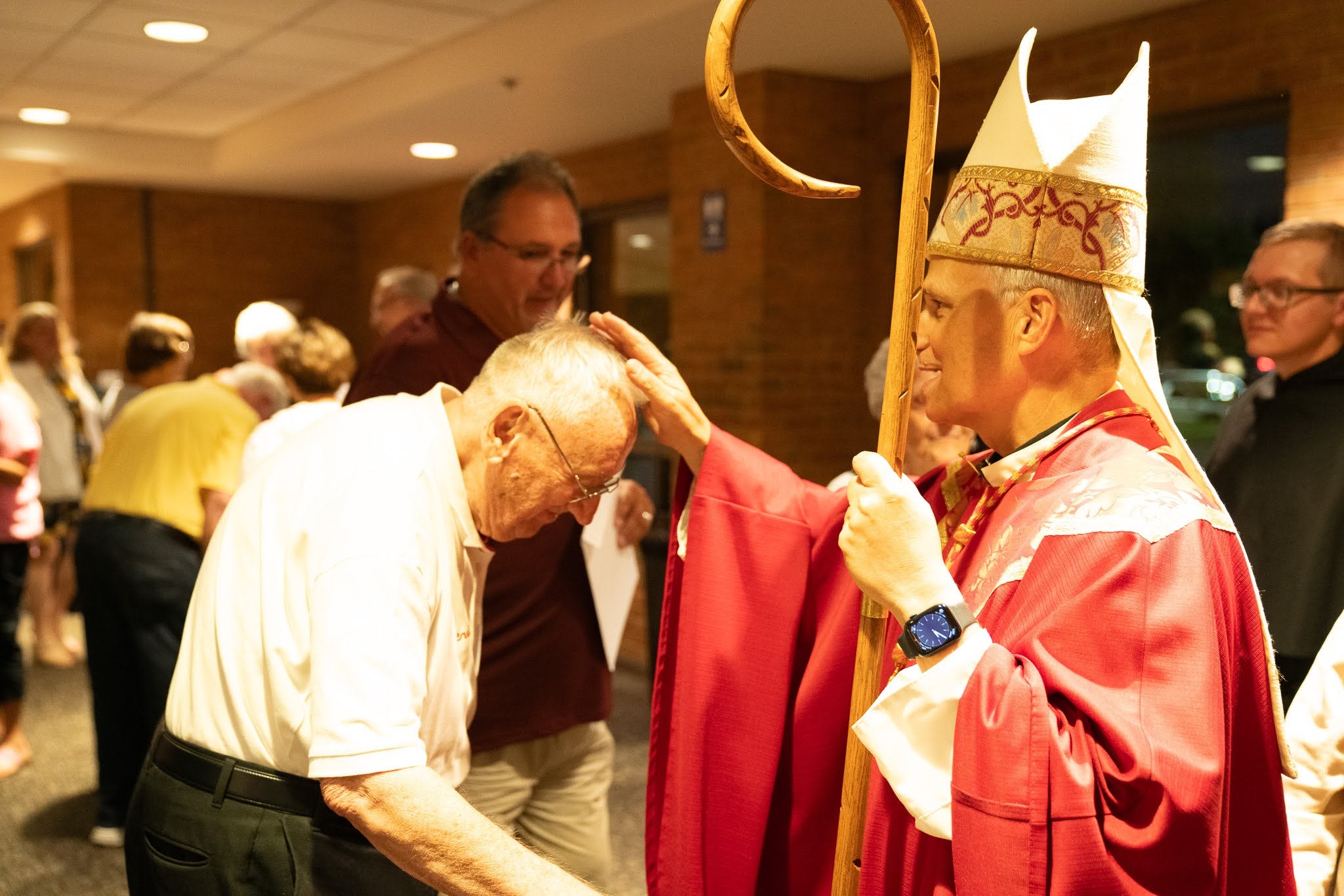 La muñeca izquierda de León XIV muestra claramente la figura de un Apple Watch