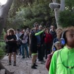 Más de 50 personas disfrutan de un paseo insólito por los jardines del Parque Torres con 'Mucho Más Mayo'
