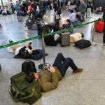 Varias personas esperan en la estación de Atocha-Almudena Grandes